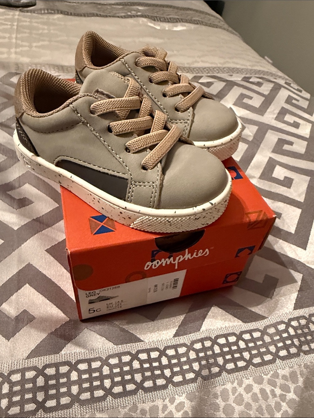 oomphies Gray and Tan Kids Low-Top Sneakers